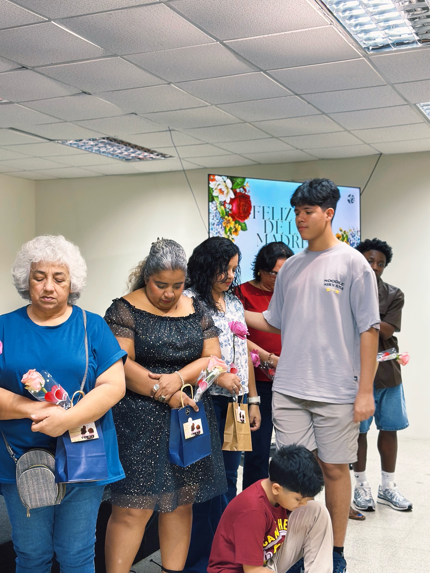 ¡Así vivimos el Día de las Madres en la comunidad Bible Church! ⭐️
Un día lleno de gratitud, alegría y abrazos que celebran a las mujeres que Dios usa para bendecir generaciones.💛 Damos gracias a Dios por sus vidas.