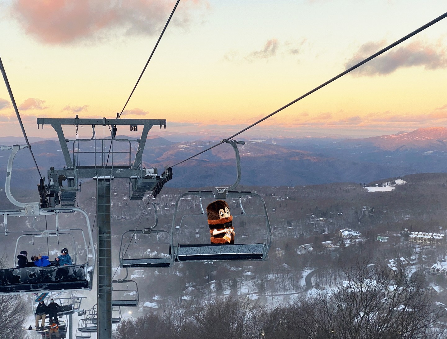 Happy MLK Weekend! Merriweather hit the slopes today and it’s officially feeling like brown stripe energy around here!
If you’re in Banner Elk, we’ll see you out on the slopes at Sugar or Beech!
#WoollyWorm #ProfessionalSkier #MLKWeekend #BannerElk