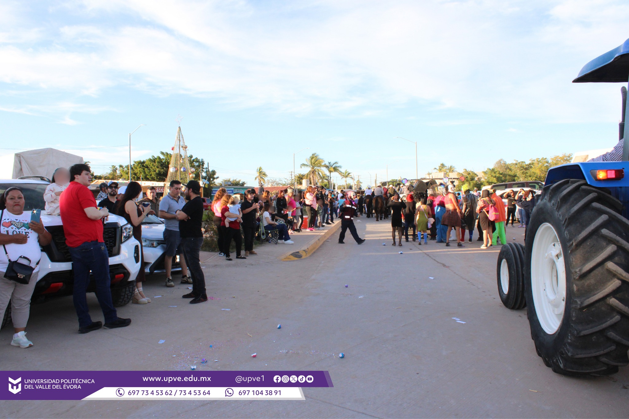 🎭✨ UPVE se llena de alegría y orgullo en el Carnaval de La Reforma 2026 ✨🎭
La Universidad Politécnica del Valle del Évora tuvo una destacada participación en el tradicional Carnaval de La Reforma, Angostura, celebrado el pasado domingo 15 de marzo de 2026, llevando entusiasmo, identidad y espíritu universitario a esta gran fiesta. 🎉
Durante el recorrido, se contó con la participación de la Reina UPVE, Alejandra Carolina Villegas Pérez, y el Rey UPVE, Jesús Humberto Bojórquez Sotelo, quienes representaron con orgullo a nuestra institución. 👑 Asimismo, la alegría estuvo presente con nuestra mascota universitaria “Noldo” el Delfín, interpretado por Everardo Rodríguez Ibarra, quien contagió de energía y diversión a las y los asistentes. 🐬💙
Durante el recorrido, se aprovechó la oportunidad para promocionar nuestra oferta educativa y brindar información sobre el proceso de Preinscripciones, acercando a más jóvenes a formar parte de la familia UPVE. 📚✨
Este importante evento contó también con la participación de personal de nuestra universidad:
🔹 M.C. Pazcacio Alejandro Rivera Parra, Secretario de Vinculación.
🔹 M.C. Clever Jesús Alamilla Hernández, Jefe de Departamento de Vinculación, Estancias y Estadías.
🔹 Ing. Stephanie Beltran Birrueta, Coordinadora de Difusión y Seguimiento de Egresados.
🔹 Lic. Cinthia Nayeli Sánchez Burgos, Asistente de Vinculación.
#SomosUPVE
#PorElDesarrolloYLaGrandeza
#SomosDelfinesUPVE