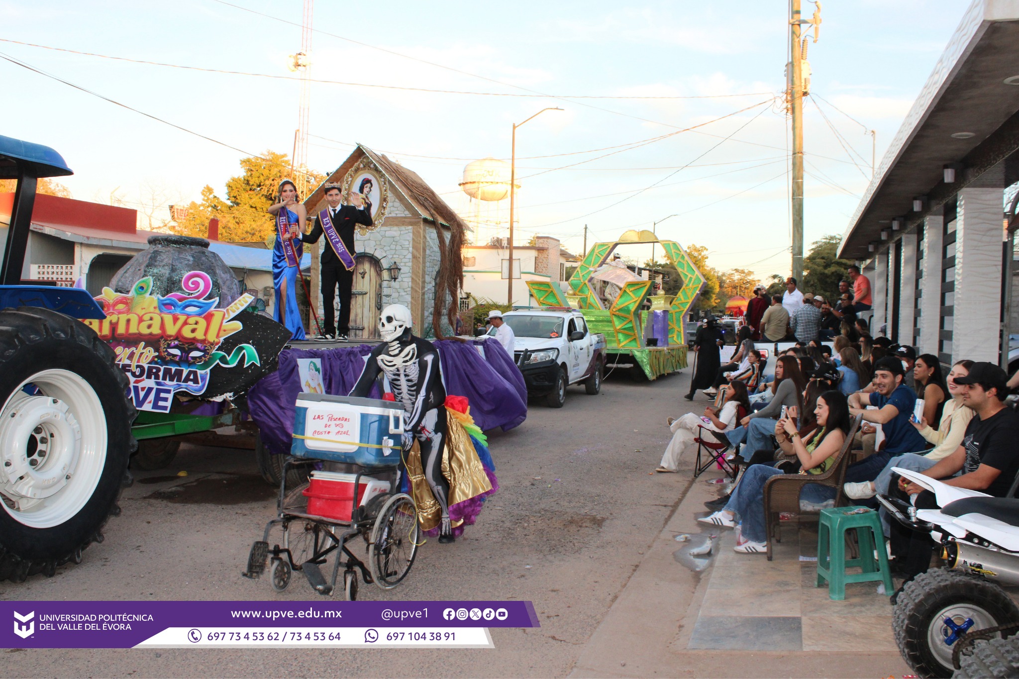 🎭✨ UPVE se llena de alegría y orgullo en el Carnaval de La Reforma 2026 ✨🎭
La Universidad Politécnica del Valle del Évora tuvo una destacada participación en el tradicional Carnaval de La Reforma, Angostura, celebrado el pasado domingo 15 de marzo de 2026, llevando entusiasmo, identidad y espíritu universitario a esta gran fiesta. 🎉
Durante el recorrido, se contó con la participación de la Reina UPVE, Alejandra Carolina Villegas Pérez, y el Rey UPVE, Jesús Humberto Bojórquez Sotelo, quienes representaron con orgullo a nuestra institución. 👑 Asimismo, la alegría estuvo presente con nuestra mascota universitaria “Noldo” el Delfín, interpretado por Everardo Rodríguez Ibarra, quien contagió de energía y diversión a las y los asistentes. 🐬💙
Durante el recorrido, se aprovechó la oportunidad para promocionar nuestra oferta educativa y brindar información sobre el proceso de Preinscripciones, acercando a más jóvenes a formar parte de la familia UPVE. 📚✨
Este importante evento contó también con la participación de personal de nuestra universidad:
🔹 M.C. Pazcacio Alejandro Rivera Parra, Secretario de Vinculación.
🔹 M.C. Clever Jesús Alamilla Hernández, Jefe de Departamento de Vinculación, Estancias y Estadías.
🔹 Ing. Stephanie Beltran Birrueta, Coordinadora de Difusión y Seguimiento de Egresados.
🔹 Lic. Cinthia Nayeli Sánchez Burgos, Asistente de Vinculación.
#SomosUPVE
#PorElDesarrolloYLaGrandeza
#SomosDelfinesUPVE