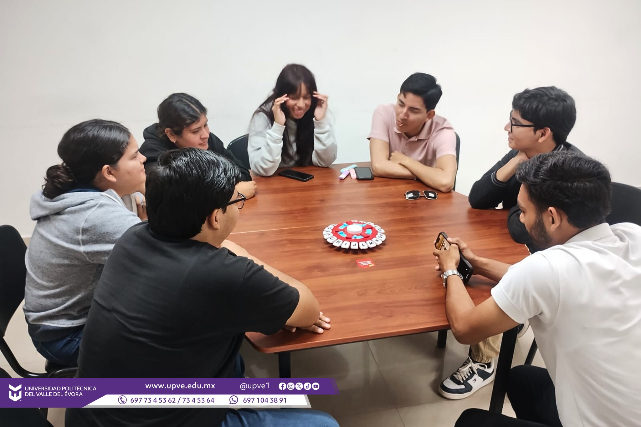 🌟🎉 Celebramos la felicidad en la comunidad UPVE🎉🌟
En el marco del Día Internacional de la Felicidad, se llevó a cabo una jornada llena de alegría, integración y entusiasmo, con el objetivo de promover la sana convivencia entre nuestra comunidad universitaria. 💛
Estas actividades fueron organizadas con gran dedicación por estudiantes y docentes de todos los programas académicos, fomentando el trabajo en equipo y fortaleciendo los lazos entre compañeras y compañeros.
Durante esta jornada se realizaron diversas dinámicas recreativas y culturales, entre ellas:
⚽ Futbeis
🏐 Voleibol
🧠 Sopa de letras de las emociones
🎭 Talentos rápidos / chistes
🎶 Trivia musical de Bob Esponja
❓ Preguntas y retos
🎬 Proyección de películas sobre las emociones
🧩 Crucigramas
✍️ Juego del basta
📞 Teléfono descompuesto
🐦 Juego de pajaritos y jaulas
✨ ¡Y muchas más!
A través de estas actividades, se vivió un ambiente lleno de risas, compañerismo y energía positiva, reafirmando la importancia de generar espacios que fortalezcan el bienestar emocional y la unión dentro de nuestra comunidad.
#DíaInternacionalDeLaFelicidad
#SomosUPVE
#PorElDesarrolloYLaGrandeza
#SomosDelfinesUPVE